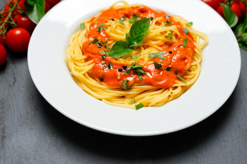 spaghetti mit tomatensoße