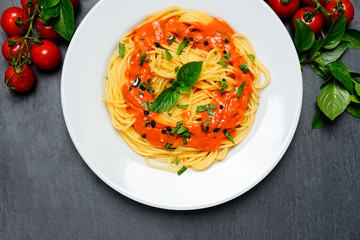 spaghetti mit tomatensoße