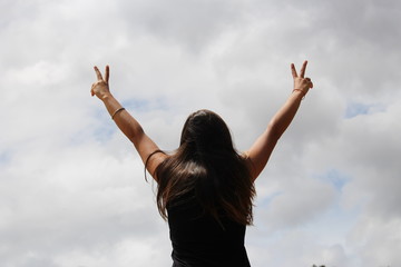 victoire : femme heureuse