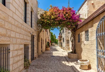 Outdoor-Kissen Narrow street of Yemin Moshe district in Jerusalem. © Rostislav Glinsky