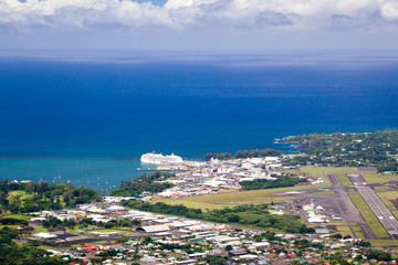 Luftaufnahme von Hilo auf Big Island, Hawaii, USA, mit Blick über den Flughafen und Hafen.