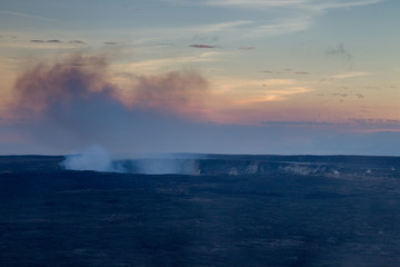 Obraz premium Vulkanische Dämpfe steigen aus dem Halemaumau Krater auf dem Kilauea im Hawaii Volcanoes National Park auf Big Island, Hawaii, USA.