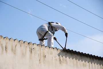 Desmontando tejado de fibrocemento con amianto en Estación Eléctrica 