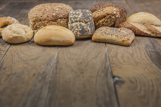 Verschiedene Brotsorten auf Holz mit Textfreiraum