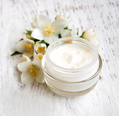 Obraz na płótnie Canvas face and body cream moisturizers with jasmine flowers