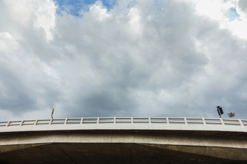 Obraz premium view of the bridge from the ground with cloudy sky