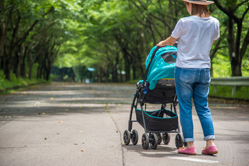ベビーカーに乗る赤ちゃん