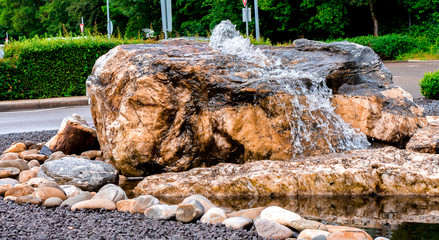 Ein sprudelnder Felsen als Deko