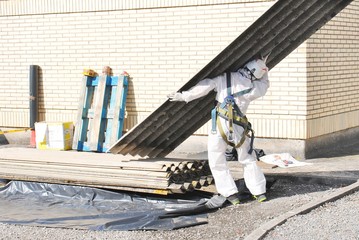 Desmontando tejado de fibrocemento con amianto en Estación Eléctrica
