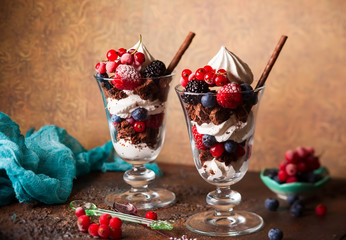  Brownies and fresh berries trifle