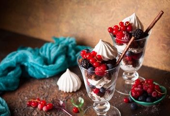  Brownies and fresh berries trifle