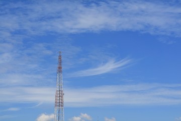 Obraz premium Antenna tower building with the blue sky and white cloud. Technology and nature background with copy space. Soft focus.