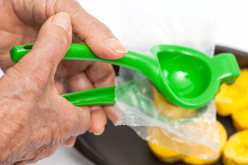 Using a lemon squeezer to make plantain cups © anamejia18