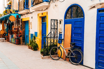 rues colorées de la ville maritime d& 39 essaouira, maroc