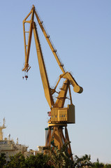 Grúa de carga en el puerto de Cádiz (España)