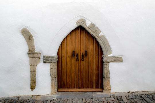pforte ,tor in weiser Wand