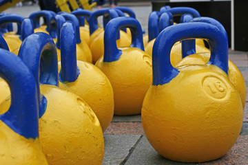Yellow-blue weights for sport