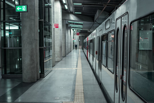 K&ouml;ln U-Bahnstation Heumarkt KVB Stra&szlig;enbahn Modern Zukunft