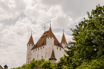 Obraz premium Thun, Altstadt, Stadt, Schloss Thun, Schloss, Schlossberg, historische Häuser, Altstadthäuser, Stadtrundgang, Frühling, Sommer, Schweiz
