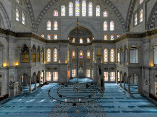 Obraz premium Interior of Nuruosmaniye Mosque, an Ottoman Baroque style mosque completed in 1755, with a huge dome & many colored stained glass windows located in Shemberlitash, Fatih, Istanbul, Turkey