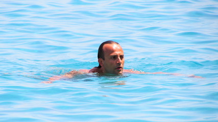 uomo in relax nel mare - nuotare