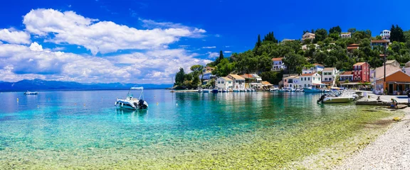 Photo sur Plexiglas Île Vacances grecques - village tranquille de Loggos dans la magnifique île de Paxos