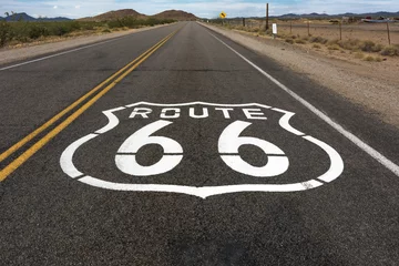 Abwaschbare Fototapete Route 66 Route 66 mit Logo auf Straße