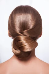 Fotobehang Achteraanzicht van mooie vrouw met creatief elegant kapsel, haarbroodje. Geïsoleerd op een witte achtergrond. © khosrork