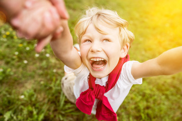 Lachendes Kind hat Spaß im Sommer mit Vater