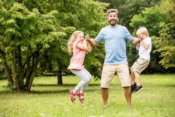 Vater spielt zusammen mit zwei Kindern