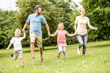 Familie und glückliche Kinder im Sommer