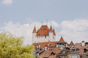 Obraz premium Thun, Stadt, Altstadt, Schloss, Schloss Thun, Stadtmauer, historische Häuser, Altstadthäuser, Stadtrundgang, Frühling, Sommer, Schweiz
