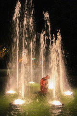Obraz premium Fountain in night with statue in the middle