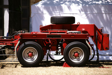 Aufleger Sattelschlepper / Der knallrote Aufleger eines Sattelschleppers mit einem Ersatzrad.