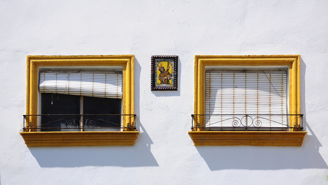 Fachada, vivienda sevillana con azulejo de Jes&uacute;s del Gran Poder (Sevilla, Espa&ntilde;a)