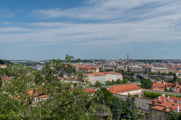Obraz premium Panoramiczny widok na Pragę latem