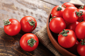 Tomatoes of the same size in a plate