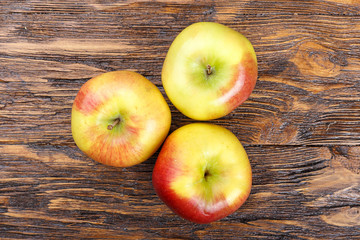 ripe apples on a wooden table, summer harvest, healthy eating.