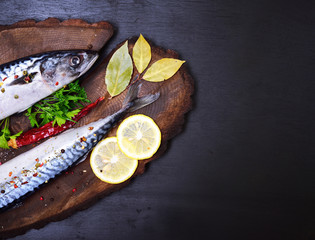Mackerel in spices and with slices of lemon
