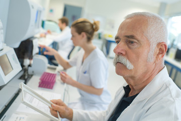 Obraz premium microbiologist in office working on sample