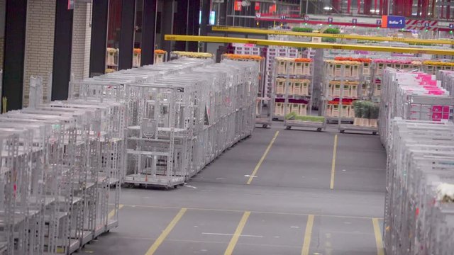 1190_Lots_of_empty_steel_carts_and_the_moving_carts_on_the_side.mov