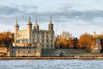 Naklejka premium Tower of London o zachodzie słońca, Anglia, słynne miejsce, międzynarodowy punkt orientacyjny