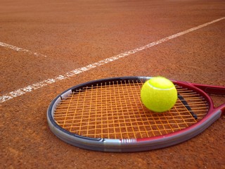 Tennisschläger mit Tennisball auf einem Tennisplatz