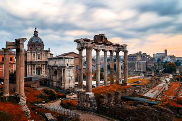 Fototapety  Rzymskie forum. Obraz Forum Romanum w Rzymie podczas wschodu słońca.