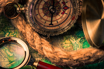 Fototapeta na wymiar Vintage compass with rope