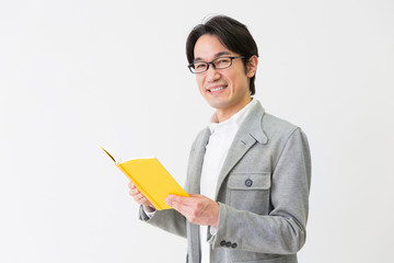 本を読むミドル男性
