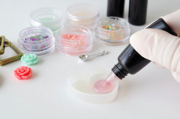 レジンアクセサリー作りの風景