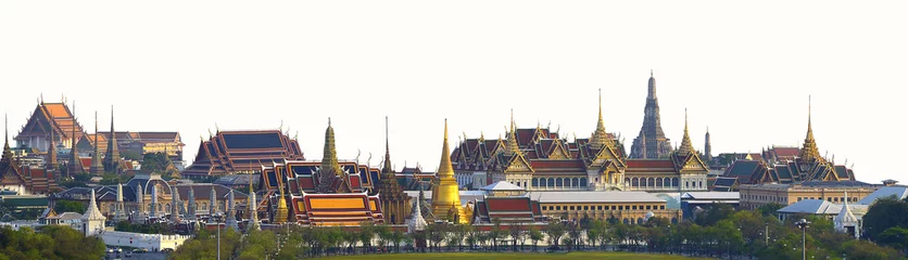 Foto op Plexiglas Wat pra kaew, Grand Palace Tempel van de Smaragdgroene Boeddha volledige officiële naam Wat Phra Si Rattana Satsadaram is een reisbestemming in Bangkok, Thailand op een witte achtergrond. © pomphotothailand