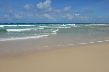 Fototapeta na wymiar Emply beach and tropical ocean