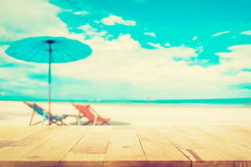 Obraz premium Wood table top on blur beach and summer sky background, vintage tone